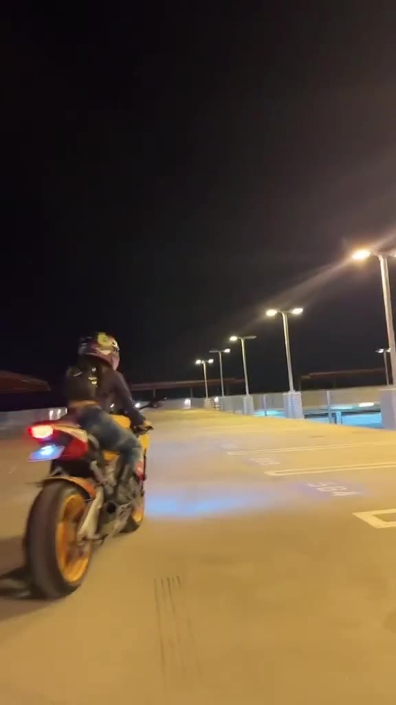 Belindanohemy onlyfans showsoff her big ass on a bike